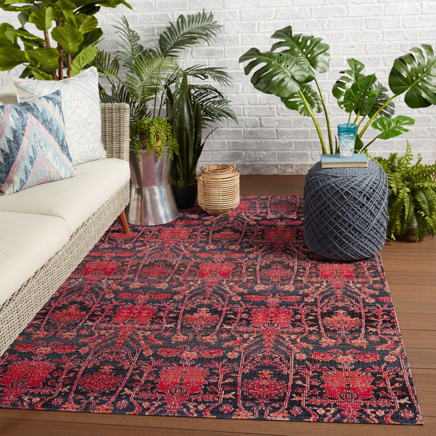 Tranquility Radiance Indoor/ Outdoor Trellis Magenta Red/ Blue Area Rug